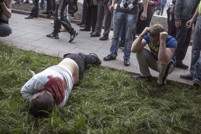 Un hombre yace en Krasnormisk, al este de Ucrania, tras un tiroteo entre prorrusos y leales al Gobierno de Kiev.