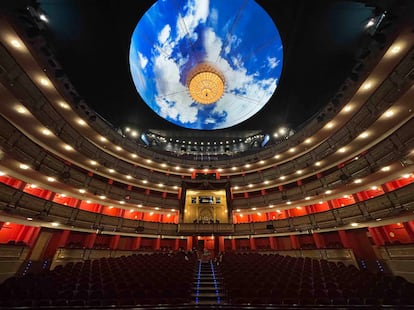 Vista de 'Cielo', la intervención de Jaume Plensa en el techo del Teatro Real.