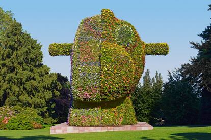 Jeff Koons. 'Split-Rocker', 2000. In Berower Park, Fondation Beyeler, Riehen/Basel, 2012, with the support of JTI as well as Simone and Peter Forcart-Staehelin, InCentive Asset Management AG. Stainless steel, soil, geotextile fabric, internal irrigation system, and live flowering plants, 1120.1 x 1181.1 x 1082 cm. Collection of the artist. © Jeff Koons