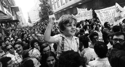 El niño Daniel Rivas en la primera gran manifestación de la democracia.