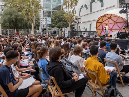 Jóvenes de institutos de Barcelona durante la Biennal de Pensament de 2022.