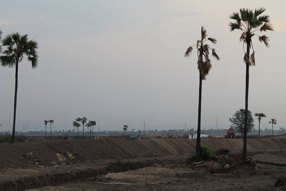 El ruido de las máquinas que trabajan en el interior de la mina acalla las conversaciones entre los vecinos de Letpadaung, un pueblo birmano que ha decidido plantar cara a la dictadura militar del país. La explotación de las tierras les ha expulsado y ha contaminado sus aguas, denuncian.