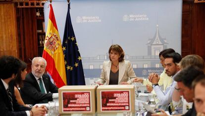 La ministra de Justicia, Dolores Delgado (c), durante la reunión.