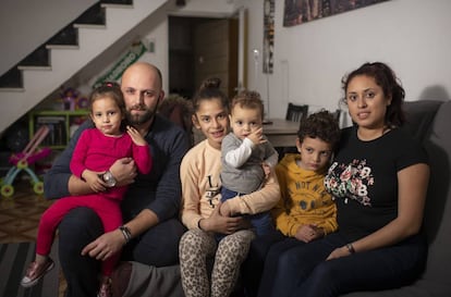 Fernando Alonso (34) Y Yanina Valdez (30) Viven con sus cuatro hijos en Entrevías (Vallecas) donde pagan 650 euros.