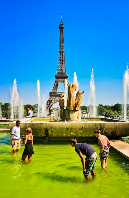 Gente refrescándose en las fuentes del Trocadero de París, durante la canícula de julio de 2003.