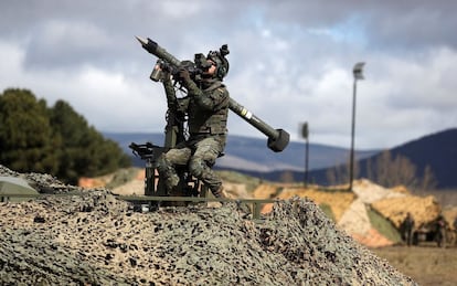 Un soldado de la Unidad Antiaérea en el aeródromo de Garray (Soria) que acoge este martes un despliegue del Ejército de Tierra. 