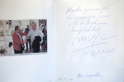 El premio Nobel de Literatura Mario Vargas Llosa era un habitual de Nicolasa. En esta dedicatoria de septiembre de 2004 deja constancia de su disfrute en el restaurante de San Sebastián.