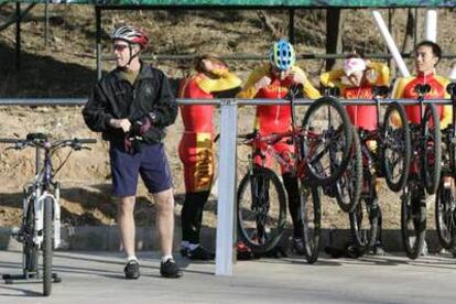 El presidente Bush se une a un grupo de ciclistas chinos para dar un paseo por el estadio olímpico de Laoshan, en Pekín.