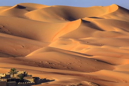 Una aventura clásica para terminar: recorrer y explorar en camello el deserito de Rub al-Jali, la mayor extensión desértica del mundo que ocupa una quinta parte de la Península Arábiga y se extiende por zonas de Arabia Saudí, Yemen, Emiratos Árabes y Omán.