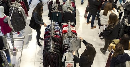 Cientos de personas realizan compras en una zona comercial de Valencia.