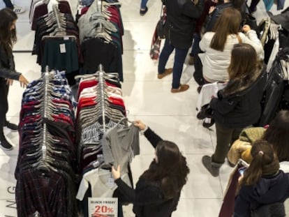 Cientos de personas realizan compras en una zona comercial de Valencia. 