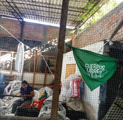 Ejemplo de cobertura de Carmen Valeria Escobar. Una costurera en un taller creado por mujeres feministas del municipio de Santos Tomás en El Salvador. Se trata de una iniciativa de emprendimiento para mujeres que se quedaron sin trabajo durante la pandemia por covid-19. El pañuelo verde es un símbolo de la causa para la despenalización del aborto, prohibido bajo cualquier circunstancia en El Salvador.