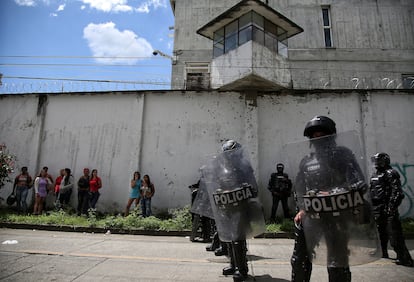 Miembros de la policía montan guardia afuera de una prisión de Tuluá, en el Valle del Cauca.