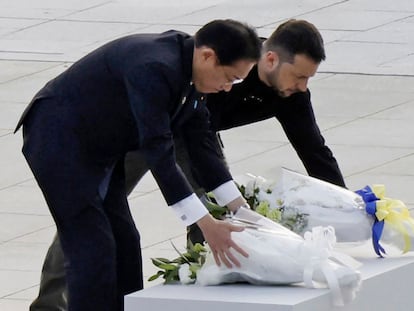 El preidente de Ucrania, Volodímir Zelenski (a la derecha) y el primer ministro de Japón, Fumio Kishida, dejan flores en el Parque de la Paz de Hiroshima, este domingo.