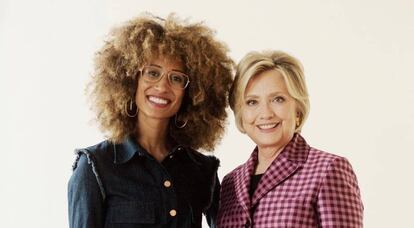 Elaine Welteroth, directora de 'Teen Vogue', y, a la derecha, Hillary Clinton.