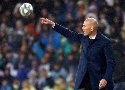 Zidane, durante el clásico frente al Barcelona en el Bernabéu.