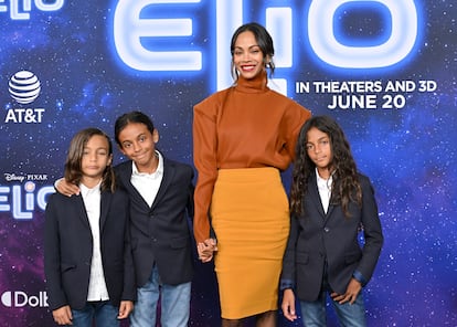 Zoe Saldaña acompañada de sus hijos en el estreno de 'Elio', el 10 de junio de 2025.