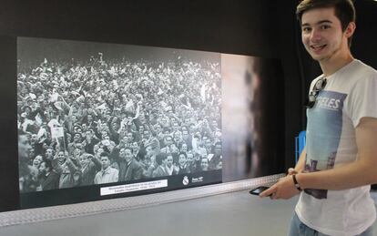 Antes de entrar al museo y después de haber realizado una primera visita a la parte más alta de las gradas del estadio, el turista londinense Joe Starling sonríe frente a una de las primeras fotos del 'tour'. En la instantánea, aficionados del Real Madrid en el año 1930, en el entonces estadio de Chamartín.