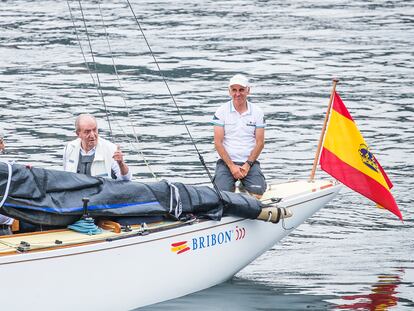 Juan Carlos I, a bordo del 'Bribón', en el puerto deportivo de Sanxenxo (Pontevedra).