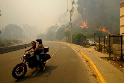 Habitantes de Viña del mar evacúan su vivienda, el 3 de febrero de este año.