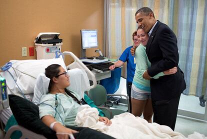 El presidente visitó a las víctimas del tiroteo en Aurora, en el Estado de Colorado. En la imagen, Obama abraza a Stephanie Davies, que ayudó a su amiga Allie Young, después de que recibiera un disparo en el cuello.