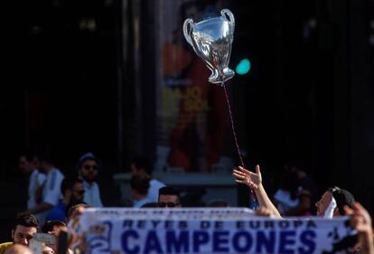 Un globo con la forma de la Copa de Europa durante la celebración de la victoria de la Champions League en Cibeles, Madrid.