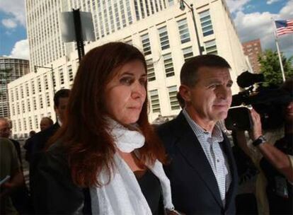 Ralph Cioffi, uno de los gestores de Bear Stearns acusados por el FBI, con su esposa antes de entrar en el juzgado.