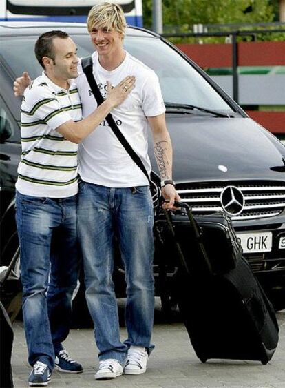 Iniesta y Fernando Torres se saludan a su llegada a Las Rozas.