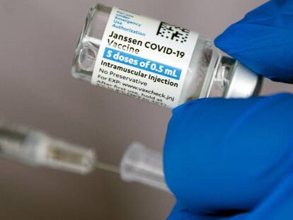La EMA relaciona los casos de trombos con la vacuna de Janssen pero recomienda su uso
