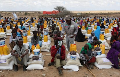 Desplazados internos reciben asistencia humanitaria de la Agencia Africana Musulmana cerca de Adbuqadir, una ciudad en la región de Awdal.