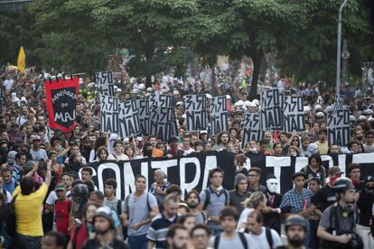 Manifestantes protestam contra o aumento da tarifa.