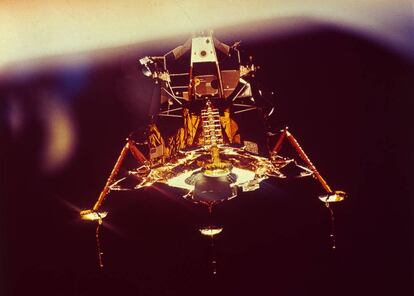 El módulo lunar Eagle descendiendo a la superficie de la Luna, el 20 de julio de 1969. Dentor iban los astronautas Edwin 'Buzz' Aldrin y Neil Armstrong. El tercer hombre de la misión Apolo 11 Michael Collins se quedó en el módulo Columbia. |