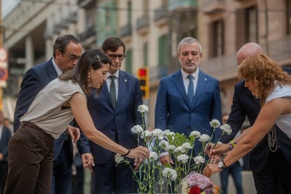 Núria Parlon, Josep Rull, Salvador Illa y Carlos Prieto, en el acto de homenaje a las víctimas del 17-A en La Rambla.