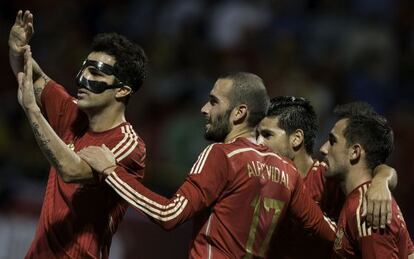 Cesc Fàbregas celebra su gol, el segundo de España.