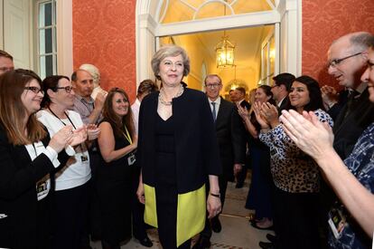 Treballadors aplaudeixen a la nova primera ministra Theresa May quan entra al número 10 de Downing Street, a Londres.