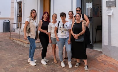 Siete de las 21 madres que yan han presentado una denuncia por los desnudos de sus hijas, el pasado lunes en Almendralejo.