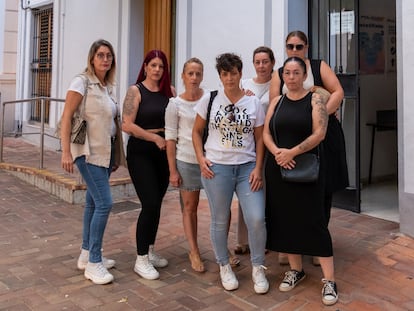 Siete de las 21 madres que yan han presentado una denuncia por los desnudos de sus hijas, el pasado lunes en Almendralejo.