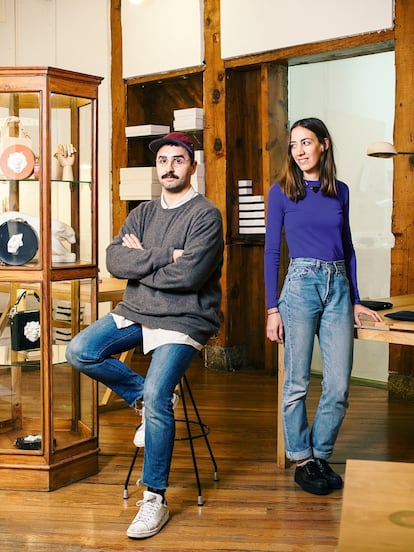 <p><b>Andrés Gallardo (Cartagena, 1977) y Marina Casal (A Coruña, 1981) son los diseñadores de la firma Andrés Gallardo, que nació en 2011. Su especialidad son las joyas de porcelana. </b></p>
<p>Por separado eran solo pedazos de porcelana rota que nadie quería. Por eso acabaron en una caja de cartón en un rastro de Berlín. Hasta que el diseñador Andrés Gallardo encontró la caja. Empezó a juntar los trocitos como un niño que, con un juguete en cada mano, da vida a la fantasía de su cabeza. Una pantera que perseguía a un elefante a lo largo de un collar y, así, los trozos desangelados empezaron a contar historias. Con la unión de pedazos rotos nació la primera colección de Andrés Gallardo, una firma a la que un año más tarde se sumó Marina Casal. Tuvo tan buena acogida la primera colección que ambos dejaron, el mismo día, sus respectivos trabajos como diseñadores de moda para emprender juntos. Han pasado cinco años de aquello y hoy tienen puntos de venta en países como Japón, China, Rusia, Italia, Reino Unido y Alemania. Pero ya no recurren a los trozos de porcelana rota. “Para poder crecer necesitábamos reproducir nosotros las piezas. Por eso nos pusimos en contacto con artesanos”, explica Casal. Trabajan con un ceramista portugués al que le encargan las piezas sueltas que luego unen y dan forma en el pequeño estudio que ambos tienen en el barrio de La Latina (Madrid). “La porcelana es un material único. Me atrae mucho su calidad, no tiene nada que ver con ningún otro. Tiene un brillo y una suavidad especial. Se ve la artesanía”, sentencia Gallardo. </p>