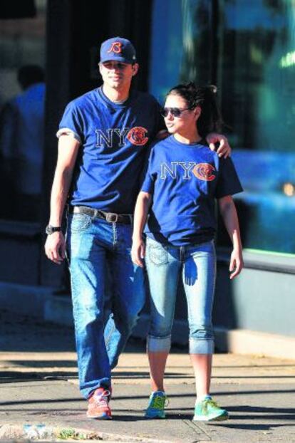 Mila Kunis, junto a Ashton Kucther, en Nueva York a finales de septiembre, vistiendo la camiseta de los Chicago Bears.