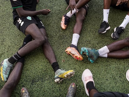 Jugadores del Espoirs de Guediawaye juvenil descansan tras un entrenamiento en el estadio municipal Ibrahima Boye, en Guediawaye.