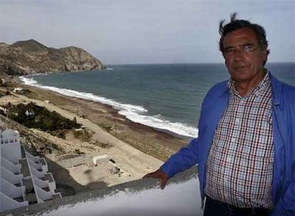 El representante de la promotora Azata del Sol, Antonio Baena, en una terraza del hotel Algarrobico en mayo de 2006.