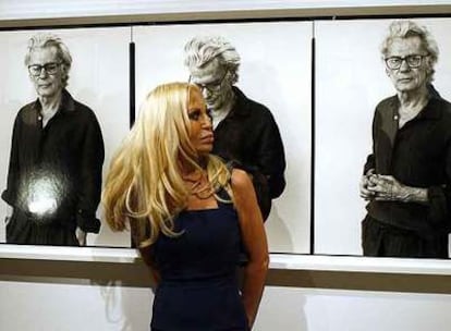 Donatella Versace, delante de un autorretrato de Richard Avedon.