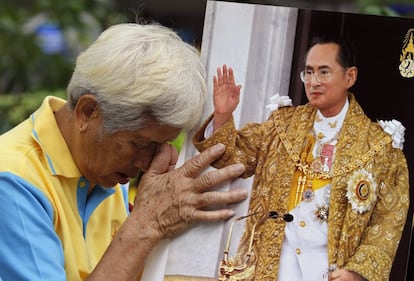 Fotografía de archivo fechada el 5 de agosto de 2015 que muestra a una mujer sujetando el retrato del rey Bhumibol Adulyadej para celebrar el 88 cumpleaños del monarca frente al hospital Siriraj en Bangkok. Decenas de personas se congregaron este miércoles frente al Hospital Siriraj de Bangkok en el que se encuentra internado el monarca para rezar por su salud, después de que sufriese un empeoramiento durante el fin de semana. EFE/RUNGROJ YONGRIT