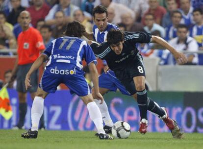 Kaká encara a Verdú para intentar regatearle.