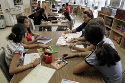 Unas alumnas trabajan en equipo en un colegio madrileño.