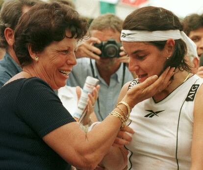 La tenista Arantxa Sánchez Vicario recibe las felicitaciones de su madre, Marisa Vicario, tras ganar el Roland Garros en 1998