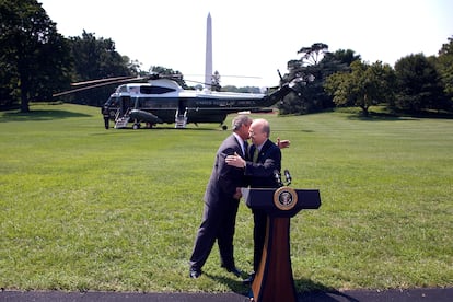 El 13 de agosto de 2007, el entonces presidente de EE UU, George W. Bush, abraza a Karl Rove durante la conferencia de prensa en la que el segundo anunció su dimisión, en Washington.