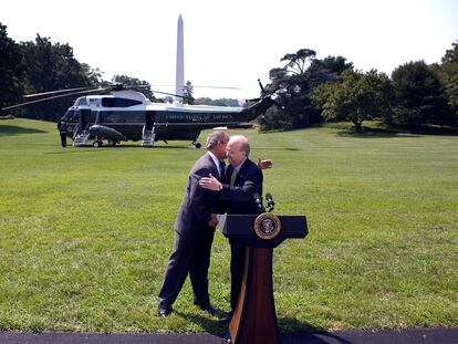 El 13 de agosto de 2007, el entonces presidente de EE UU, George W. Bush, abraza a Karl Rove durante la conferencia de prensa en la que el segundo anunció su dimisión, en Washington.