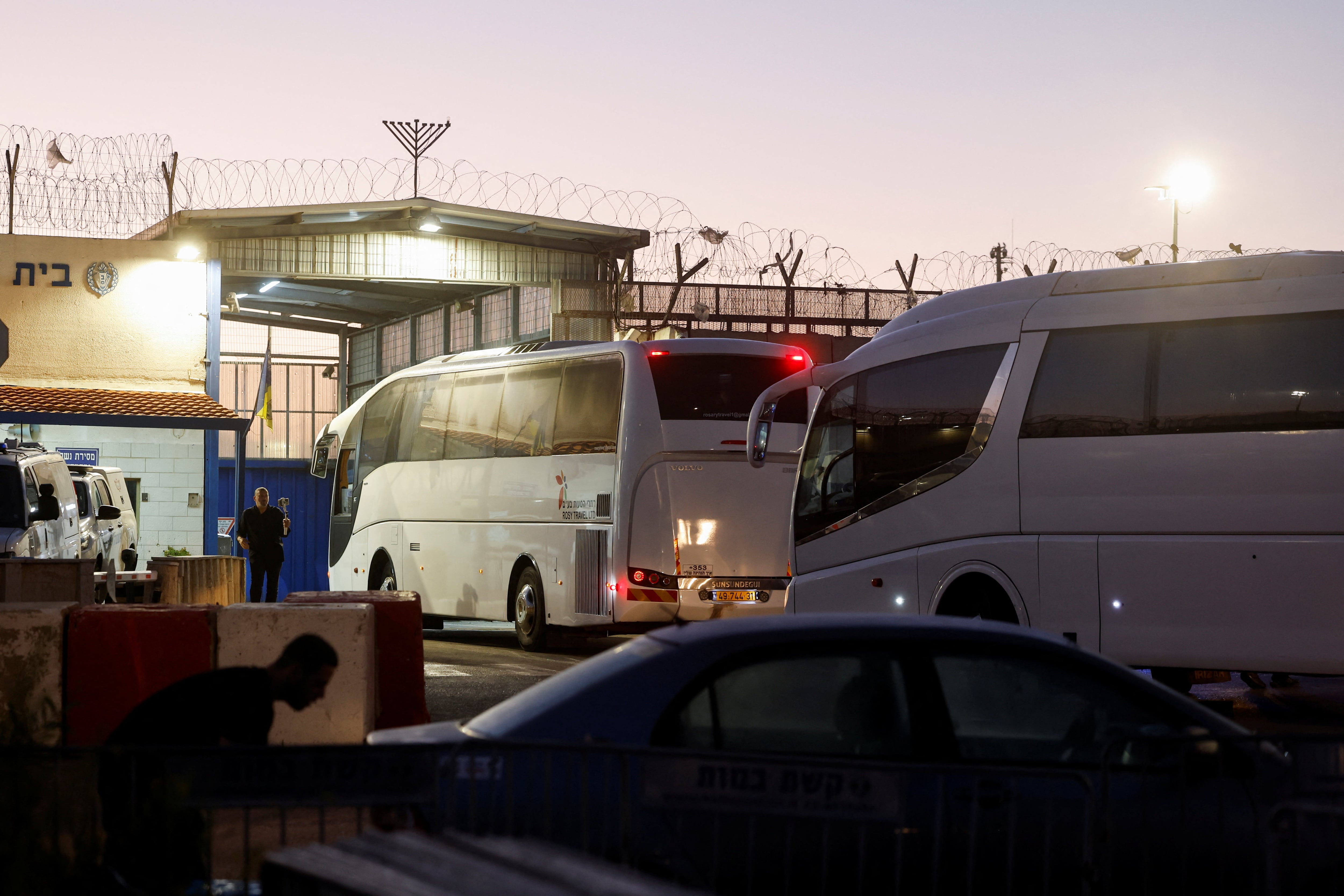 Comienzan a llegar los autobuses que trasladarán a los presos palestinos liberados
