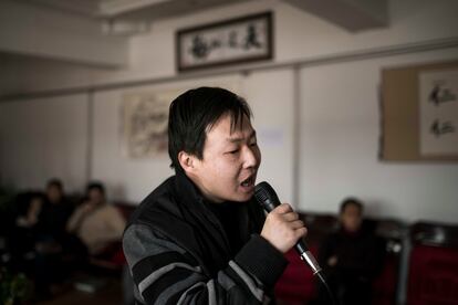 Hang Jie, diagnosticado con esquizofrenia, canta Karaoke dentro de la Unidad Abierta Residencial Vila Rosa para personas con problemas de salud mental en el distrito de Yinqing, Beijing, China. A través del equipo y las actividades culturales los pacientes han mejorado su calidad de vida y su diagnóstico está más cerca de los estándares.